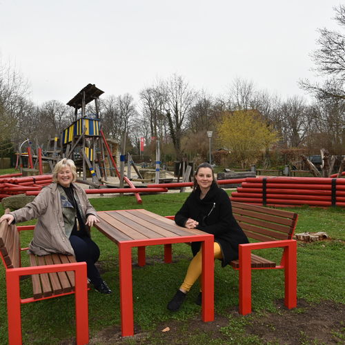 Schlosspark Moritzburg Zeitz: Dr. Verena Fischer und Maria Fische, neue Sitzgruppe Spielplatz