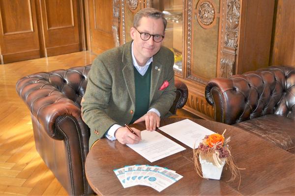 Oberbürgermeister Christian Thieme unterzeichnet die Absichtserklärung