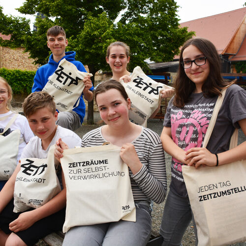 Mitglieder von Trition e.V. prsentieren die Jutebeutel fr die Imagekampagne Zeitz-Die Kleinstadt.