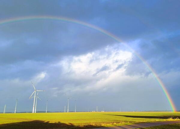 Windräder mit Regenbogen