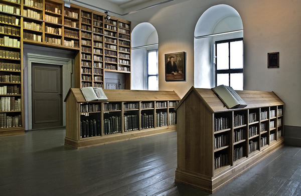 Bcherregale und Auslagen in der Stiftsbibliothek Zeitz