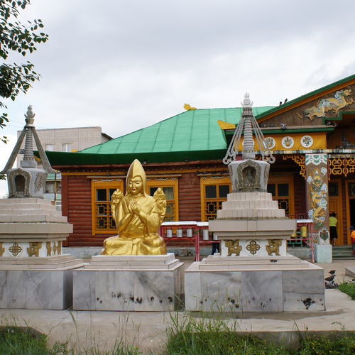 Das Bild zeigt einen Tempel mit einem betenden Buddha.