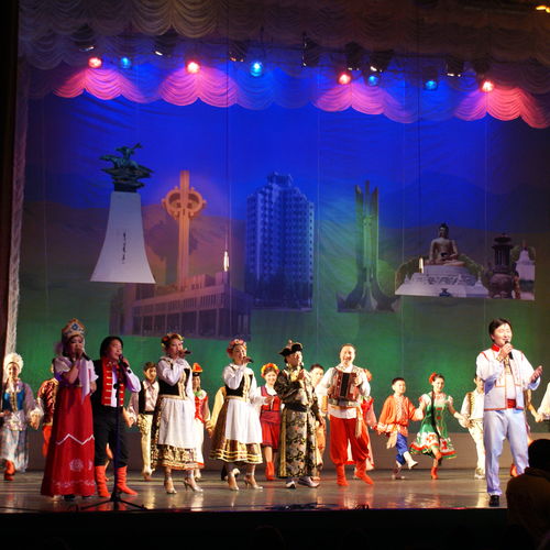 Das Bild zeigt eine Aufführung von Einwohnern aus Darkhan.