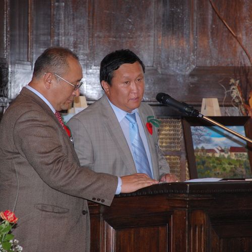 Delegation aus Darkhan ehrt die Stadt Zeitz mit einer Rede zum 1050-jährigem Stadtjubiläum.