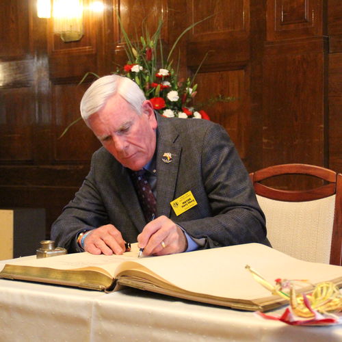 Mayor von Prescott Harry Oberg beim Eintrag ins Gästebuch der Stadt Zeitz anlässlich der Festveranstaltung 1050 Jahre Zeitz 2017