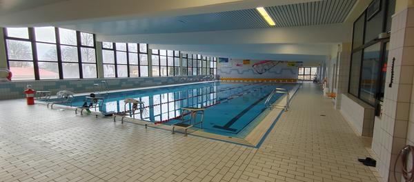 Schwimmbecken der Schwimmhalle Zeitz "Naether-Bad"