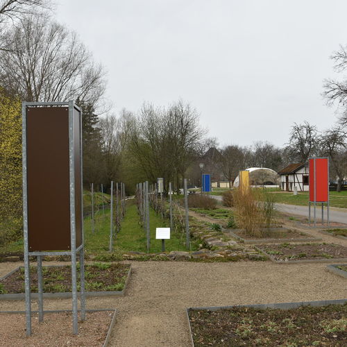 Schlosspark Moritzburg Zeitz_neue farbige HPL Platte bei den FrberpflanzenBeeten (c) Stadt Zeitz