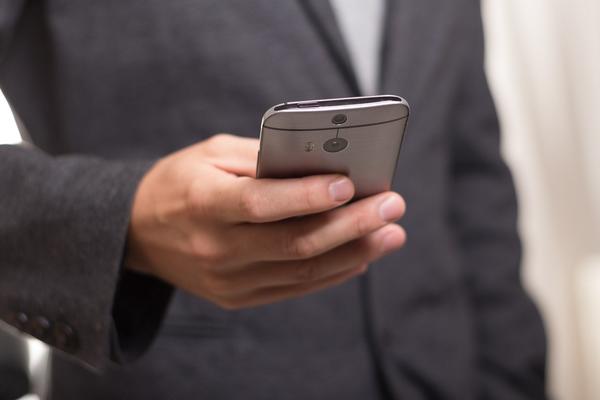 Person mit Mobiltelefon