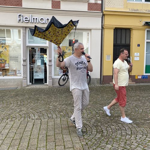 Udo Lange präsentiert einen Designer-Schirm, der auch zur Auktion zugunsten der Flutopfer versteigert wurde.