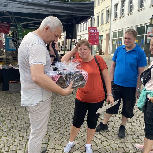 Auktionator Udo Lange preist alle Auktionspreise unter den Besuchern des Roßmarkts an
