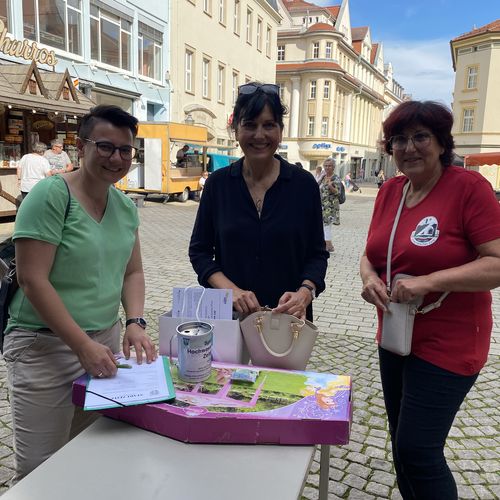 Bürgermeisterin Kathrin Weber überreicht den glücklichen Gewinnerinnen ihren Auktions-Preis auf dem Roßmarkt.
