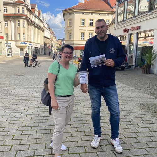 Während der Auktion wurde unter anderem auch ein Abendessen gemeinsam mit Oberbürgermeister Christian Thieme ersteigert. Bürgermeisterin Kathrin Weber überreicht den Preis dem glücklichen "Gewinner".