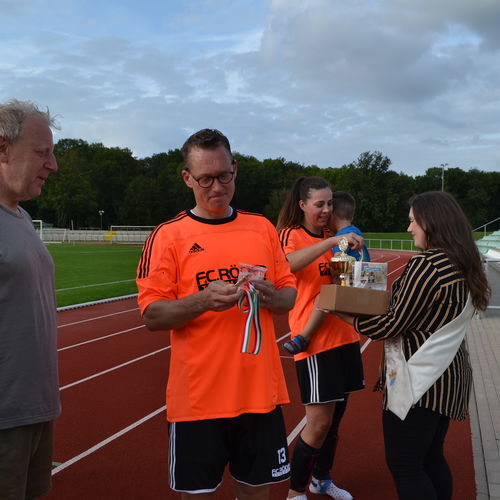 Am Benefiz-Sonntag lud ein buntes Treiben große und kleine Besucher in das Ernst-Thälmann-Stadion. Alle gesammelten Spendeneinnahmen werden zugunsten der Flutopfer in Bad Neuenahr-Ahrweiler gesammelt.