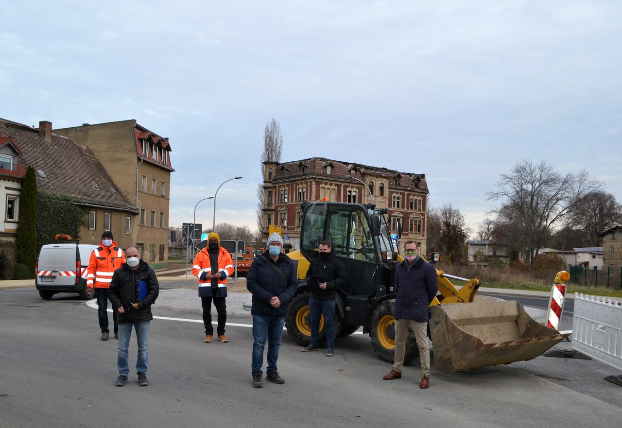 Oberbrgermeister Christian Thieme, Mitarbeiter der Naumburger Bauunion und VertreterInnen von Basler und Hofmann Deutschland bei der technischen Abnahme der neuen Kreuzung Wasservorstadt am 07.12.2020