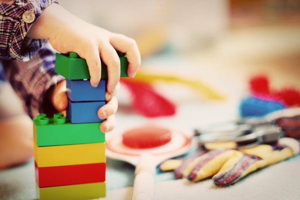 Kindertageseinrichtung, Kind spielt