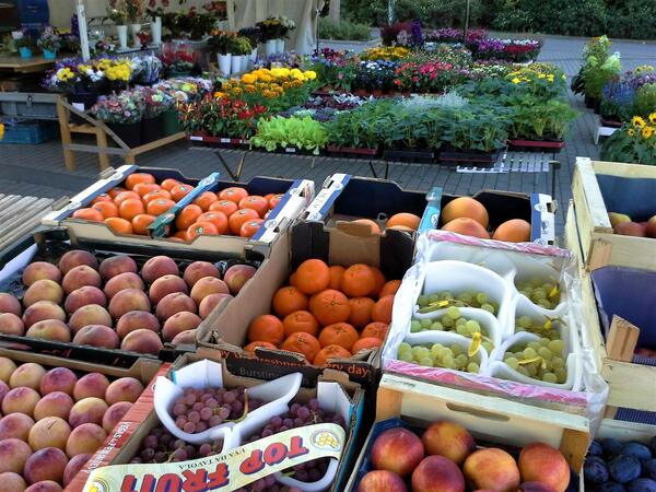 Obst und Gemüse auf dem Wochenmarkt am Platz der deutschen Einheit