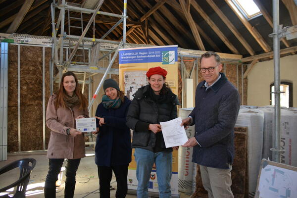 Foto - Fördermittelübergabe zum Um- und Ausbau des ehemaligen Kuhstalls in Kloster Posa