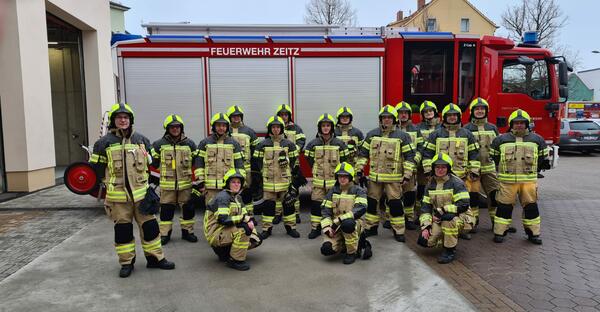 Foto 3 - Stadt investiert in Ausstattung - Feuerwehr mit neuer Schutzkleidung ausgestatt