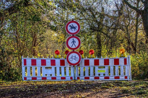 Straensperrung im Wald