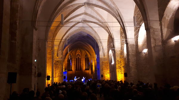 Blick in das Kirchenschiff der Franziskanerklosterkirche während einer Musikveranstaltung