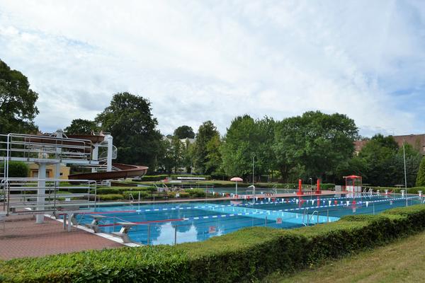 Sommerbad Zeitz mit Rutsche, Schwimmbecken, Wasserpilz und Liegewiese