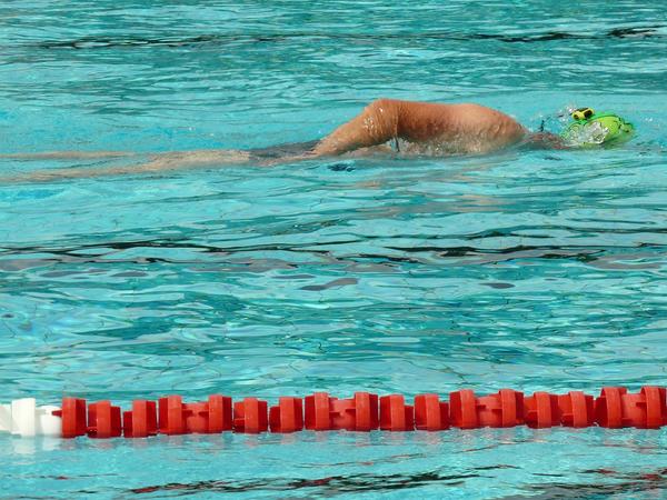 Schwimmer in einem Pool