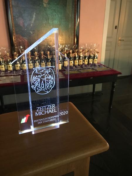 Hauptpreis des Zeitzer Michael im Vordergrund und Teilnehmerpreise im Hintergrund