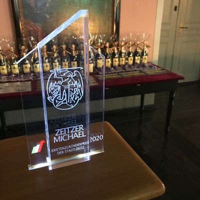 Hauptpreis des Zeitzer Michael im Vordergrund und Teilnehmerpreise im Hintergrund