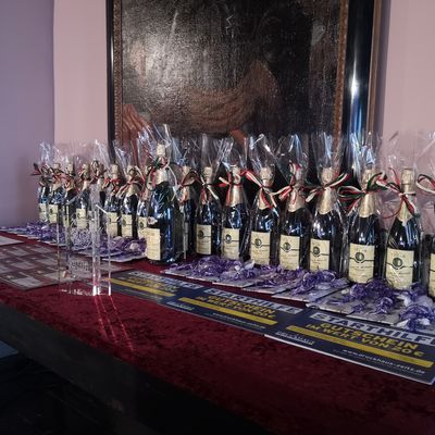 Sektflaschen und Gutscheine bei der Verleihung des Zeitzer Michael