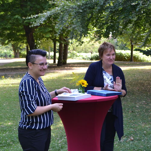 BM Kathrin Weber (l.) und Ausbilderin Steffi Pinkert1 (c) Stadt Zeitz