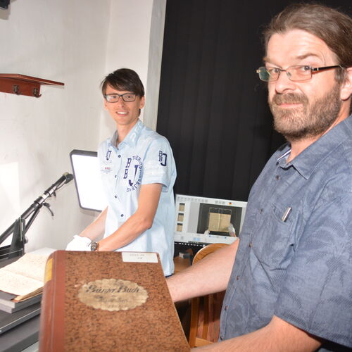 Sven Lautenschlger (rechts) und das Team des Stadtarchivs bei der Arbeit (c) Stadt Zeitz