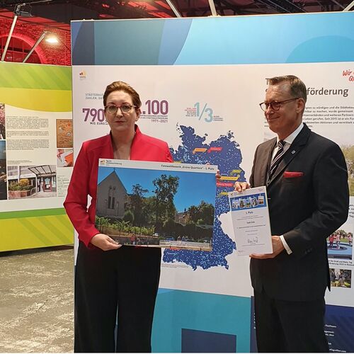 BM Klara Geywitz mit OB Christian Thieme und dem Siegerfoto (c) BMWSB