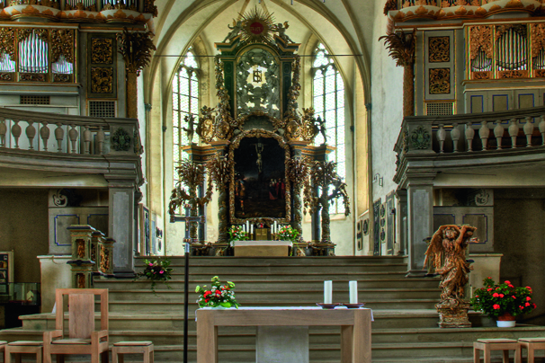 Innenraum des Doms St. Peter & Paul mit Blick auf den Altar