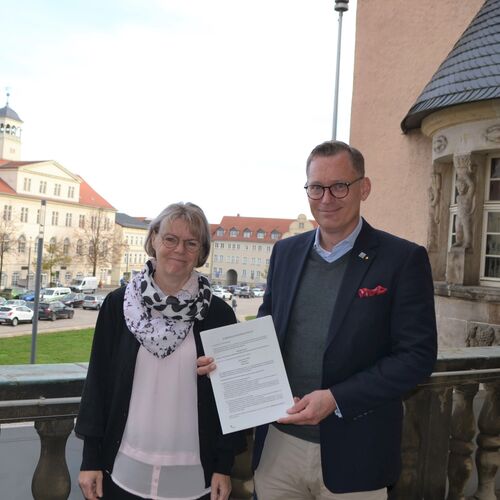 Ines Will und OB Christian Thieme mit dem Zuwendungsbescheid fr Zeitz Innen Vital (c) Stadt Zeitz