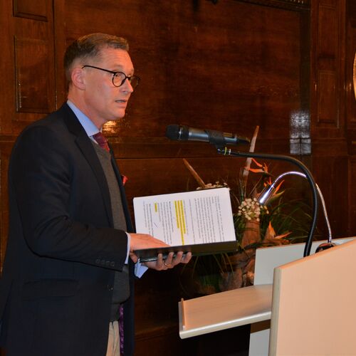 018 Oberbürgermeister Christian Thieme bei der Laudatio für die Preisträger