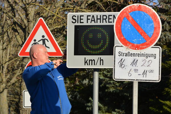 Montage Geschwindigkeitsanzeigetafel