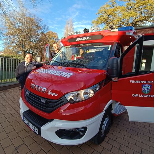 005 Feuerwehr Luckenau mit neuem MLF und saniertem Gertehaus