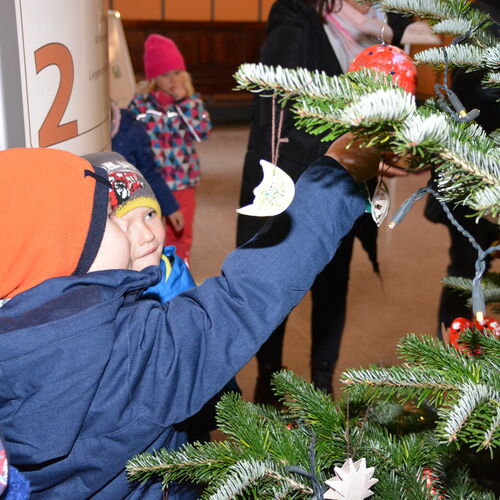003 Kinder schmücken Weihnachtsbaum im Rathaus
