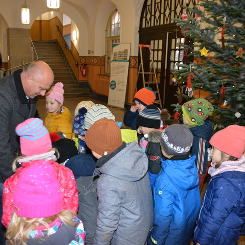 010 Kinder schmücken Weihnachtsbaum im Rathaus