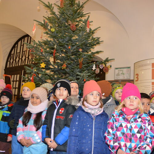 008 Kinder schmücken Weihnachtsbaum im Rathaus