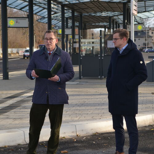 05 OB Thieme erlutert die Baumanahme, rechts daneben Sts. Sven Haller (c) Stadt Zeitz