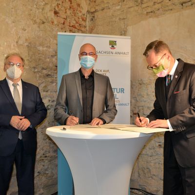 Unterzeichnung der Kooperationsvereinbarung zwischen der Stadt Zeitz und der SALEG: MP Dr. Reiner Haseloff, Thomas Poege, SALEG, OB Thieme