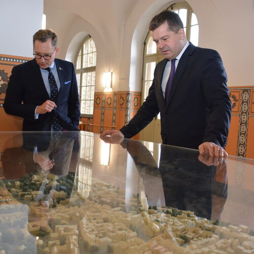 04 Wirtschaftsminister Sven Schulze bergibt Frdermittelbescheid an Stadt Zeitz