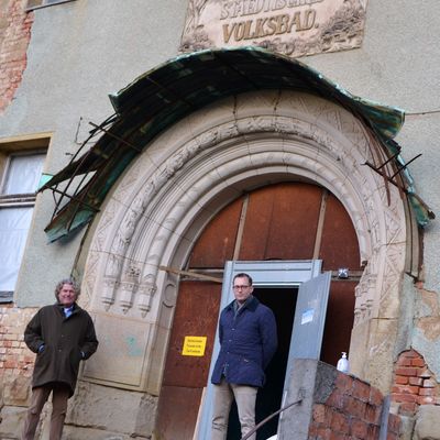 Investor Markus Küssner l. und OB Christian Thieme vor dem alten Volksbad