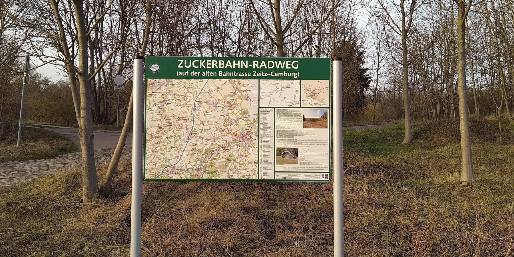 Schild mit der Übersichtskarte des Zuckerbahn-Radwegs