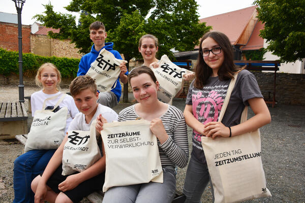 Mitglieder von Trition e.V. präsentieren die Jutebeutel für die Imagekampagne Zeitz-Die Kleinstadt.