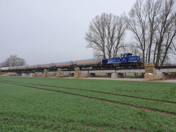 Auf dem Bild links ist der erneuerte Brckenteil mit den neuen Pfeilern, berbauten, Brckenbalken und Gleis zu sehen sowie rechts der Bestandsteil der Brcke. Gerade die Verbindung zwischen Alt- und Neubestandteil war technisch eine groe Herausforderung, die in eineinhalb Jahr erfolgreich gemeistert wurde.