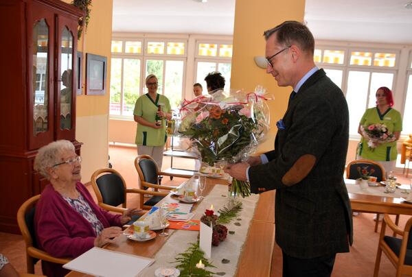 Oberbrgermeister Christian Thieme berbringt Glckwnsche zum 100. Geburtstag