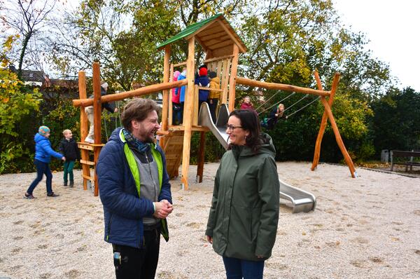 01 - Neues Spielgert fr Grundschule Bergsiedlung