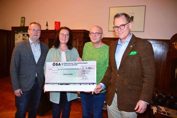 ÖSA belohnt Stadt für erfolgreiche Schadenverhütung mit Scheck über 6.420 Euro für neues Spielgerät auf dem Zangenberger Spielplatz